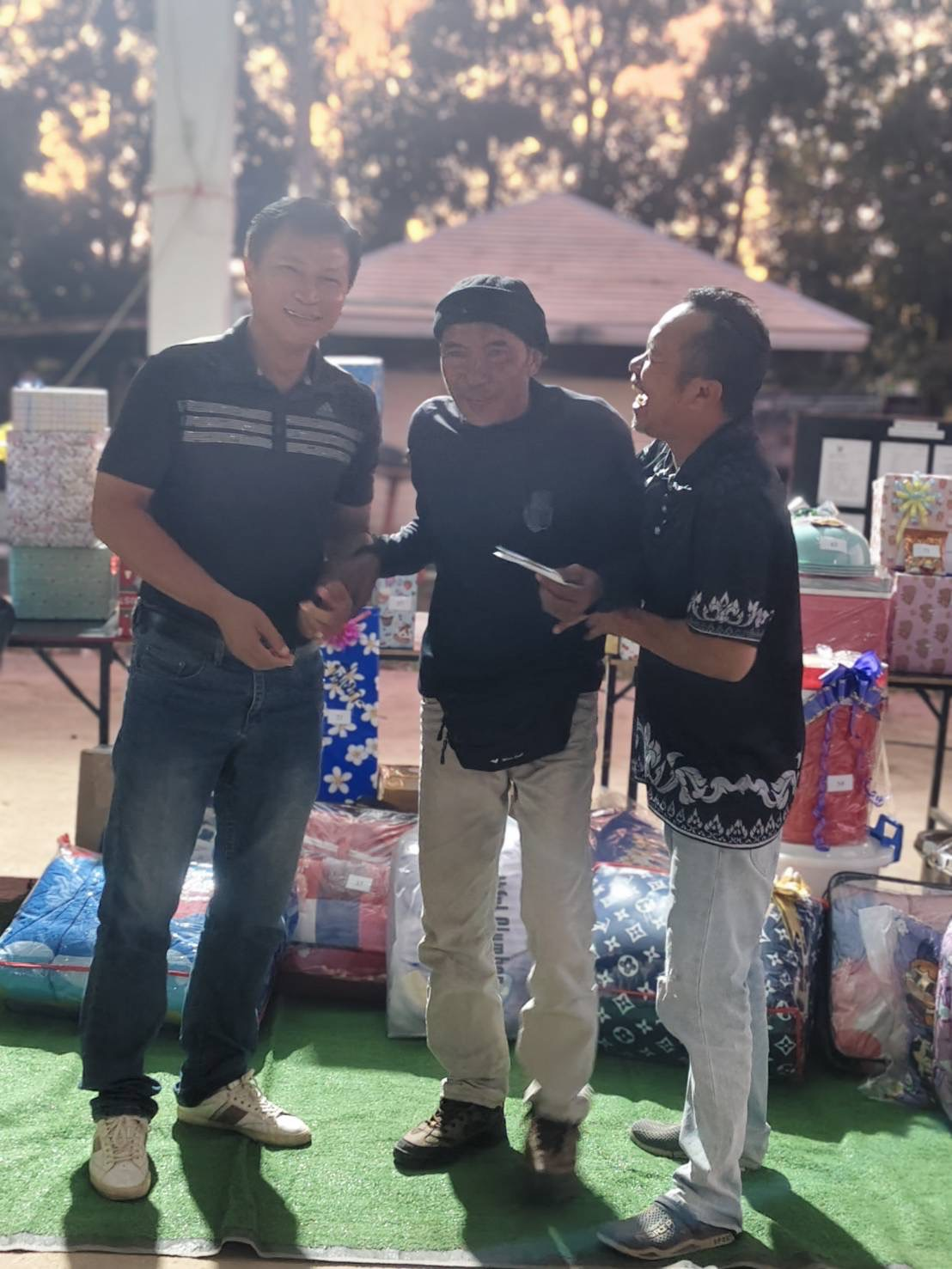 กิจกรรมจับฉลากของขวัญส่งท้ายปีเก่าต้อนรับปีใหม่ 